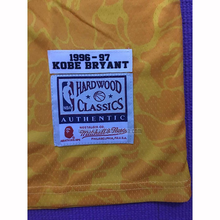 Camiseta Los Angeles Lakers Bape NO 24 Mitchell & Ness Amarillo